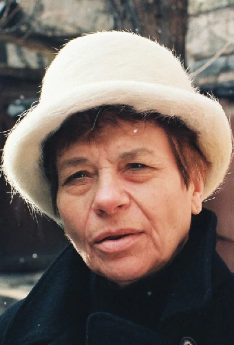 Дама в белой шляпке