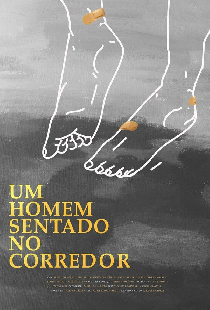 Um Homem Sentado No Corredor