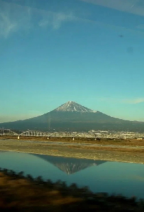 Le Mont Fuji vu d'un train en marche